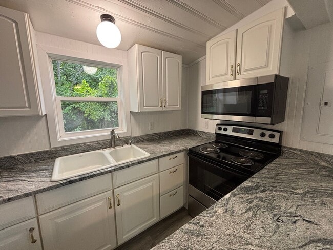 Building Photo - 109 W 14th St