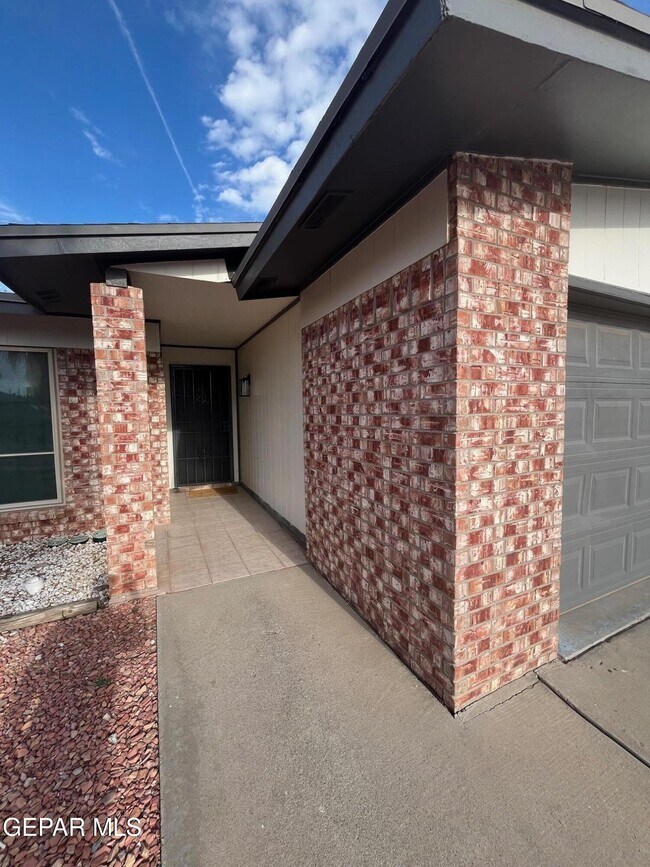 Building Photo - 932 Oneida Dr