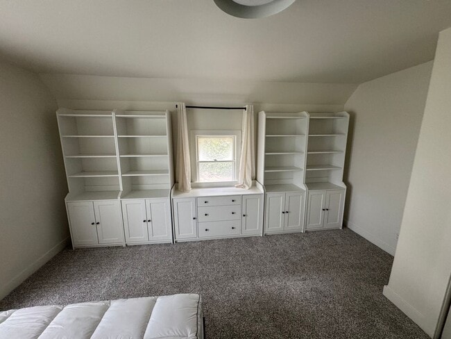 Building Photo - 4 Bedroom Updated Acreage