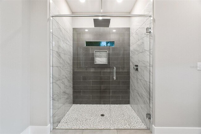 Building Photo - 1250 Papillon St