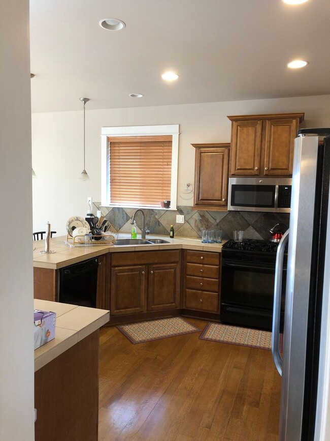 Building Photo - 4 Bedroom / 2.5 Bathroom Home in SE Bend