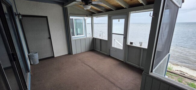 Building Photo - Here is your 3bed/3bath home on the water!