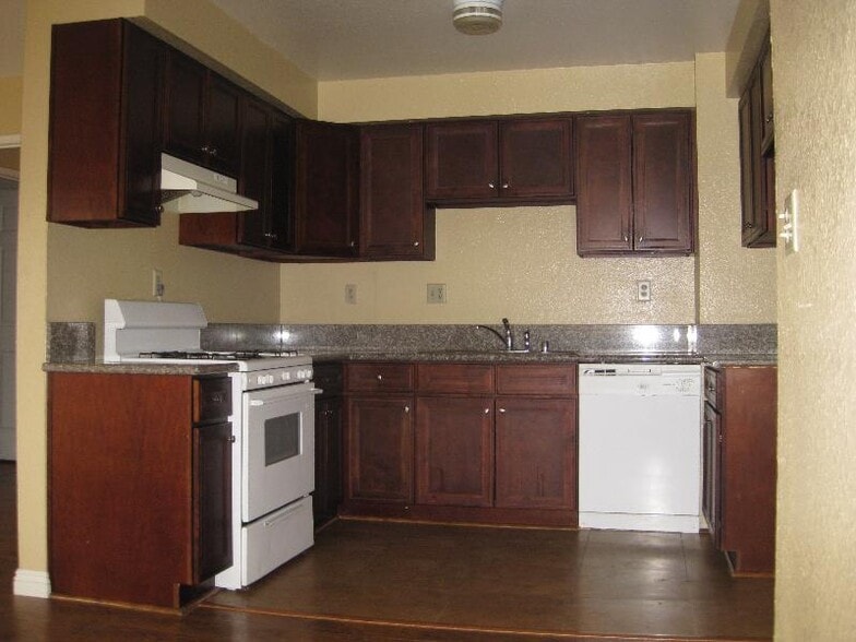 Building Photo - 1539 W 206th St