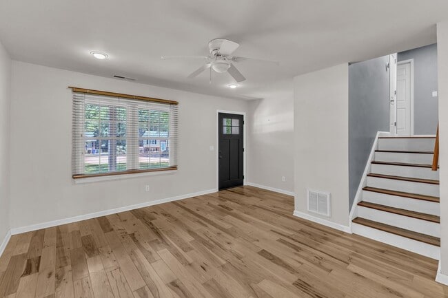 Building Photo - Cute 3/1.5 Close to RTP