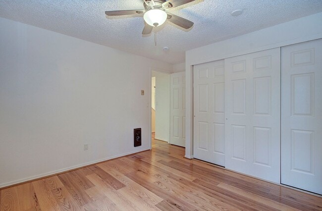 Building Photo - Bright 3 Bedroom 2 Bath Home in Pinebrook! Stainless Appliance Package