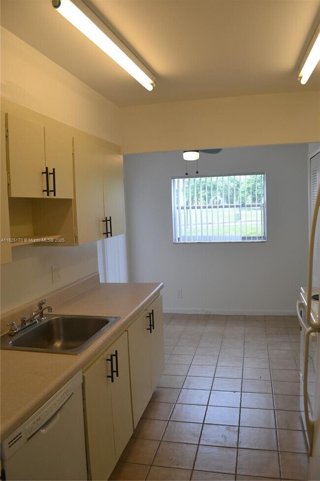 Building Photo - 8000 Lagos De Campo Blvd