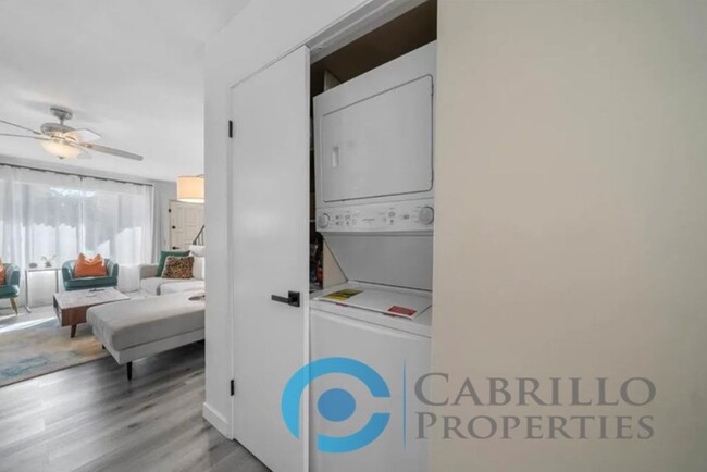 Building Photo - Stylish and Spacious Townhome for Rent in ...