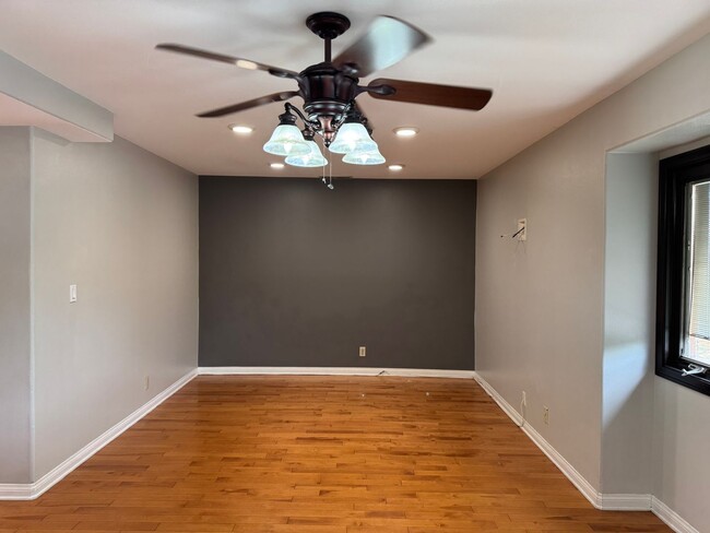 Building Photo - Beautiful 3bd 2.5 bath townhome