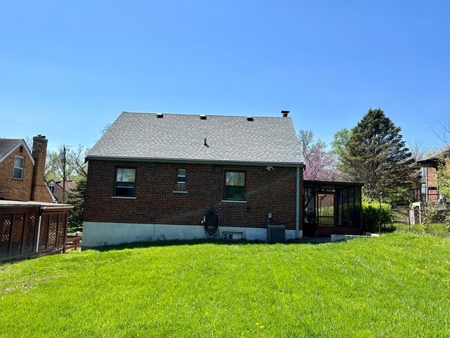 Building Photo - Adorable 3 bedroom 1 bath with garage