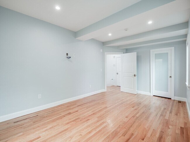 Building Photo - 390 Medford St