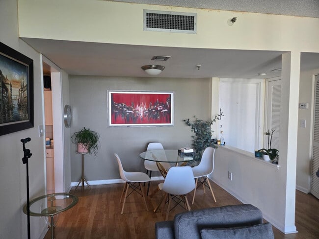 Building Photo - 6797 Willow Wood Dr