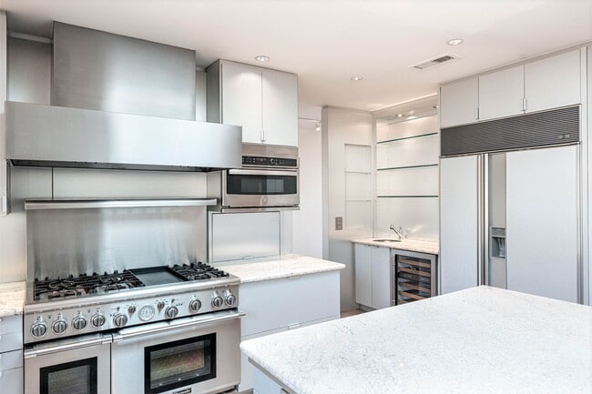 Building Photo - 10272 Overhill Dr