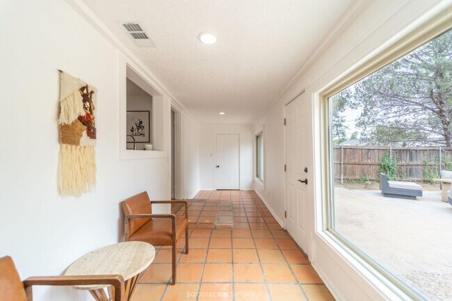 Building Photo - AUGUST PRE-LEASE! ADORABLE 3 bedroom!