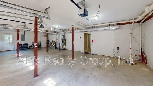 Building Photo - 2140 Rossmore Rd