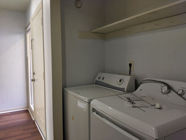 Building Photo - Light filled 3bd/1.5ba with hardwood throughout