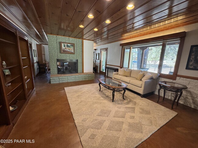 Building Photo - 809 Lazy Ln