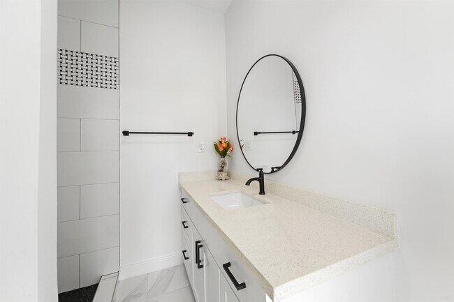 Building Photo - 225 Royder St