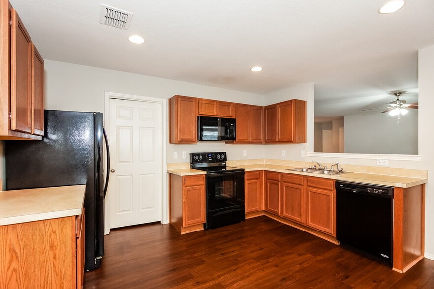 Building Photo - 16904 Fenwick Ct