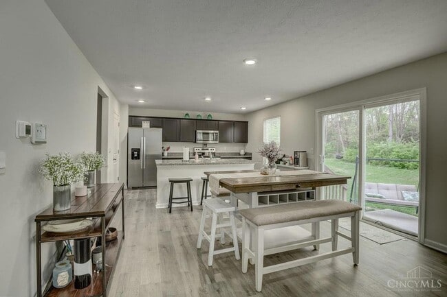 Building Photo - 111 River Hts Dr