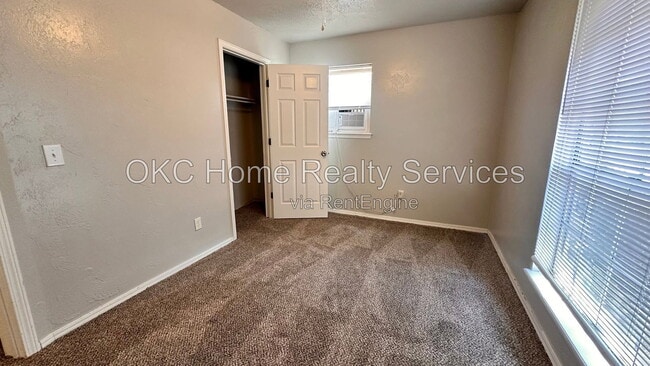 Building Photo - 8417 S Villa Ave