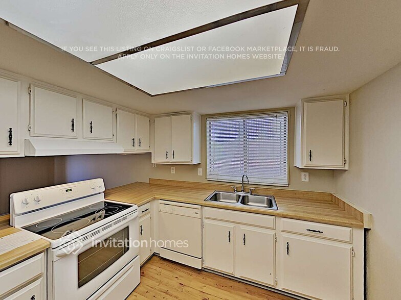 Building Photo - 2802 W Vista Ave