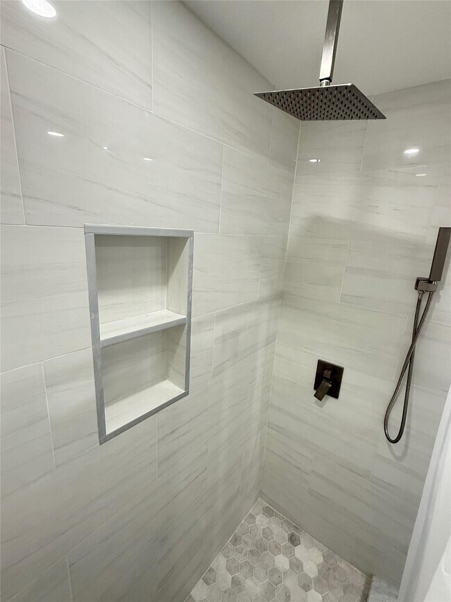 Building Photo - 603 N Sunset Ave