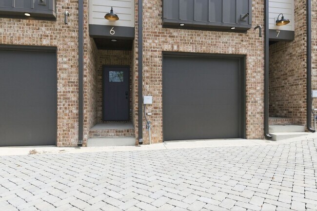 Building Photo - Brand New Build Townhouse in Charlotte Park