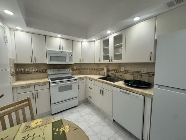 Building Photo - 300 Bayview Dr