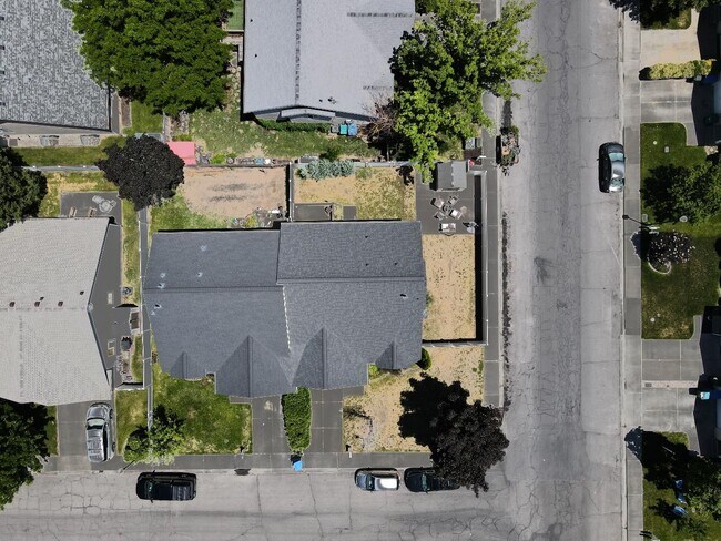 Building Photo - 1410 N 550 W St