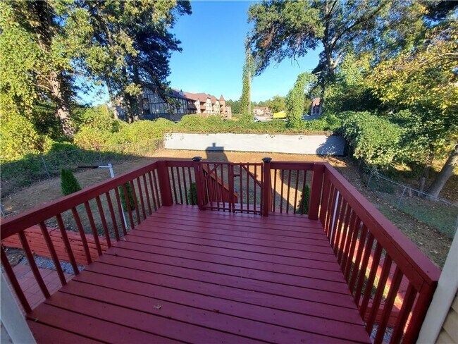 Building Photo - 5450 Twin Lakes Dr