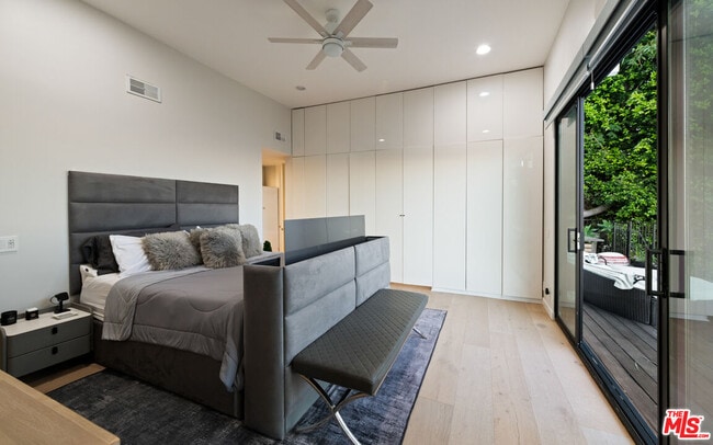 Building Photo - 2001 Sunset Plaza Dr