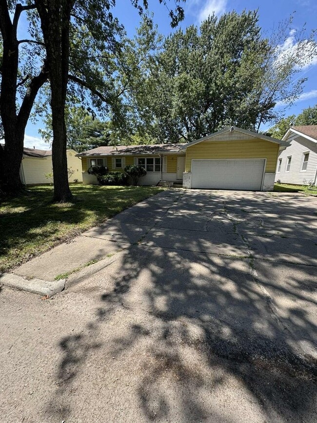 Building Photo - Cute 3 bedroom house in southwest Springfield!!
