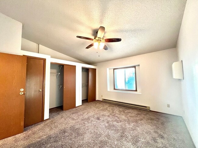 Building Photo - 3 bed, 2 bath Townhome - 1 Month Free on a 12-Month Lease!