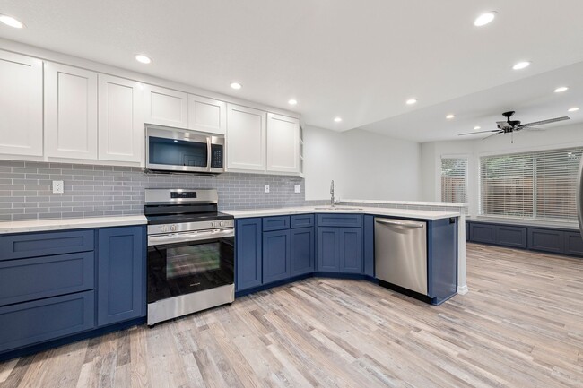 Building Photo - Newly Remodeled Townhome in Desirable Comm...