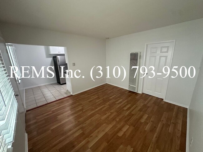 Building Photo - 907 Manhattan Ave
