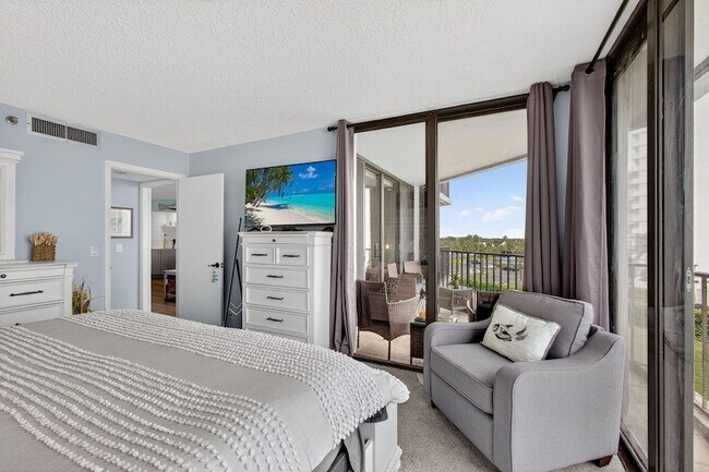 Building Photo - 9650 S Ocean Dr