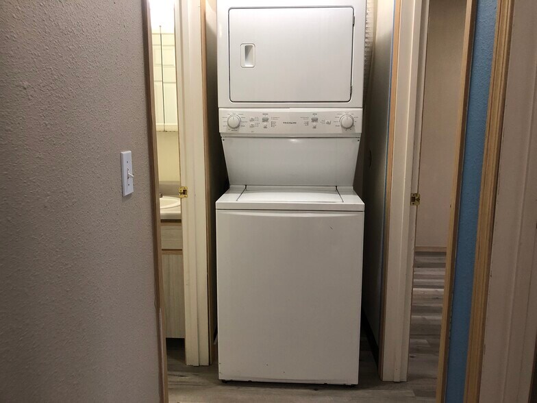 Building Photo - 1645 NE Merman Dr