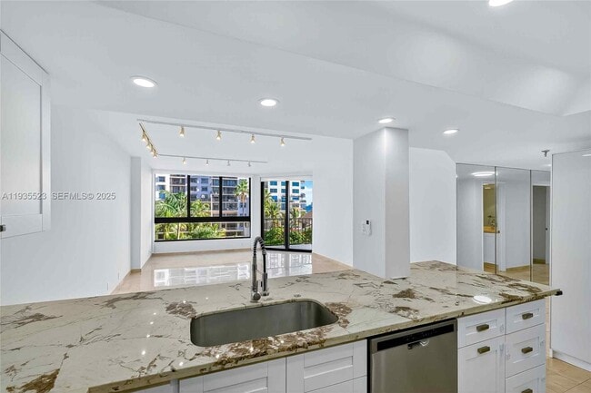 Building Photo - 520 Brickell Key Dr