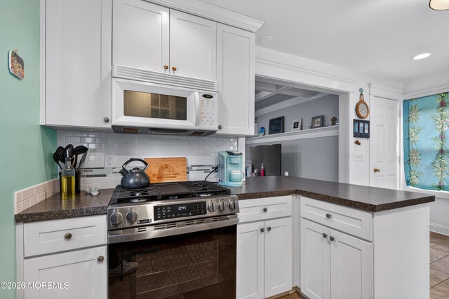 Building Photo - 211 Lareine Ave