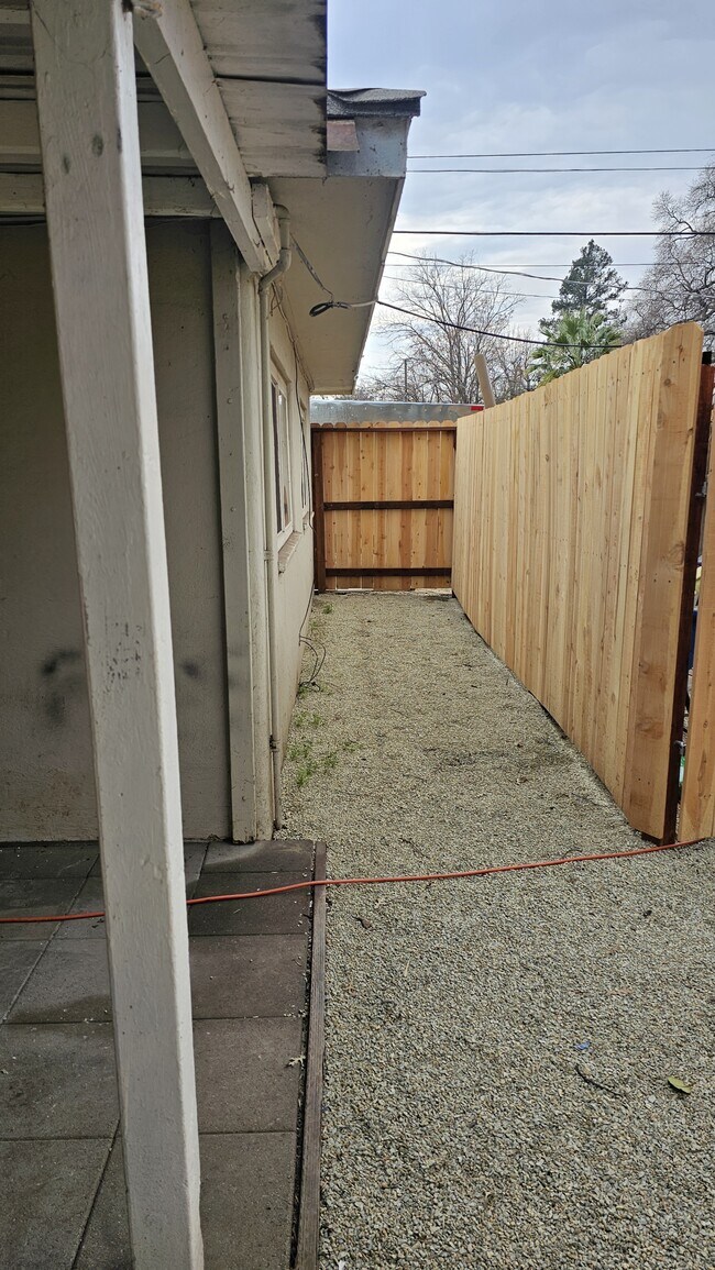 Building Photo - 476 E 7th Ave