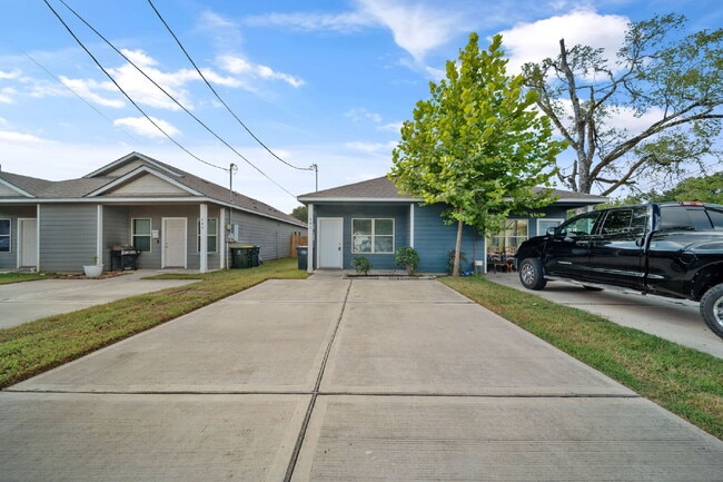 Building Photo - **MOVE-IN READY 3-BEDROOM HOME IN CONROE!**
