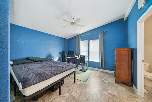 Building Photo - Bay City