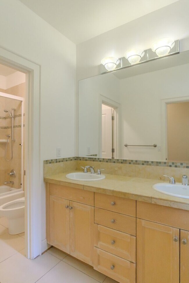 Building Photo - 4Bd/4Ba Seattle Home