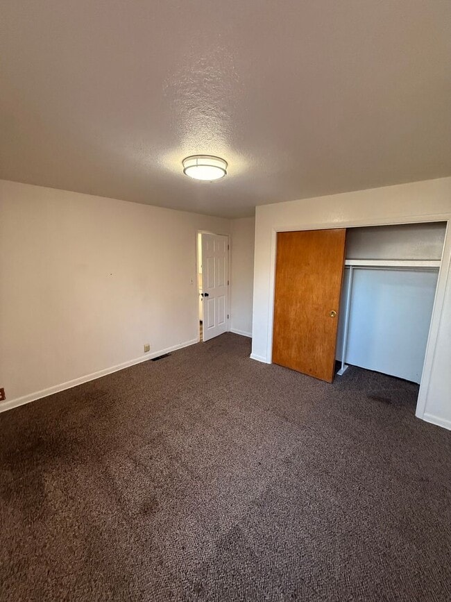 Building Photo - Charming  2 Bed 1 Bath Close to downtown and 1.9 miles to Sky Lakes Medical Center and Oregon Tech