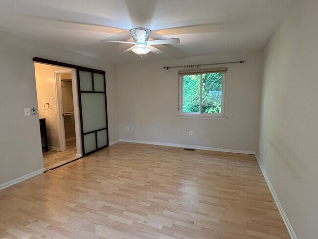 Building Photo - Adorable 1 bedroom 1.5. bath end unit townhouse in Annapolis