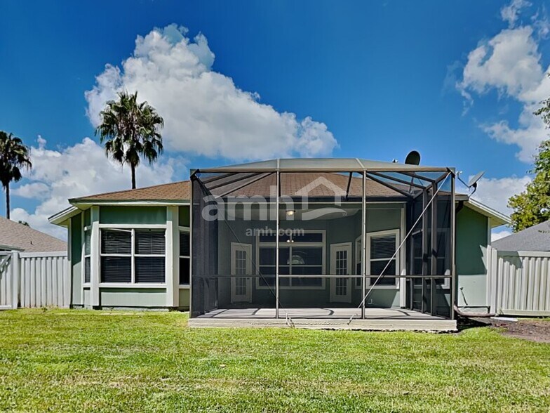 Building Photo - 220 Southlake Dr