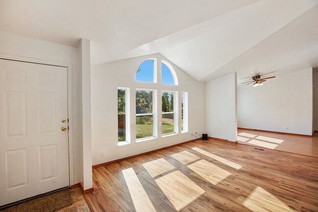 Building Photo - Wonderful Rural Home!