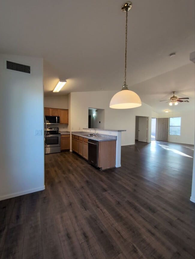 Building Photo - Charming 3 bedroom w/ Den home, ready for immediate move-in!