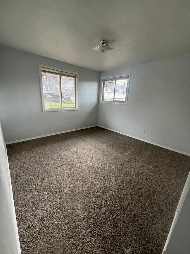 Building Photo - Newly Renovated 4 Bedroom, 2 Bathroom Home - Located in Moyina Heights!