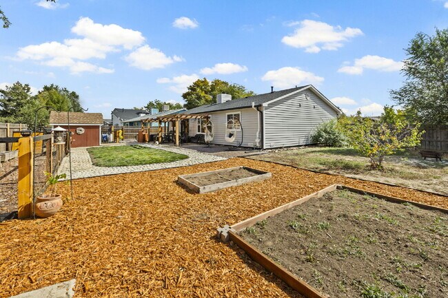 Building Photo - Modern Comfort Meets Charm – Beautifully U...